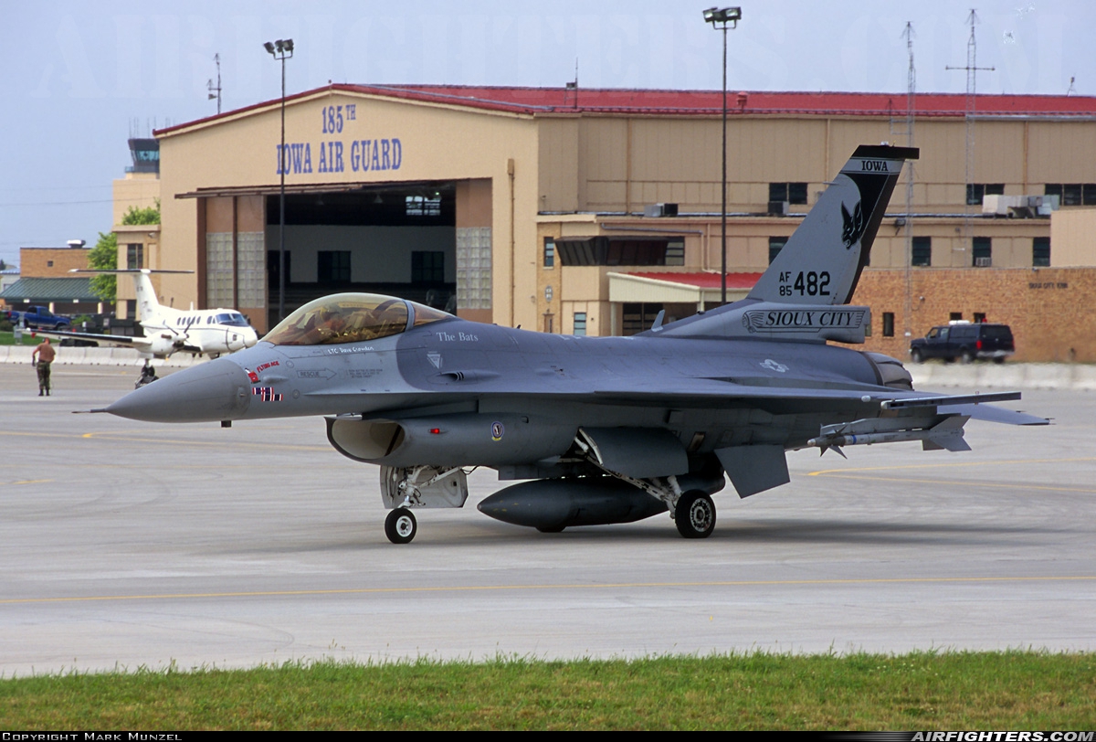 USA - Air Force General Dynamics F-16C Fighting Falcon 85-1482 at Sioux City - Sioux Gateway Airport/Col. Bud Day Field (SUX/KSUX), USA
