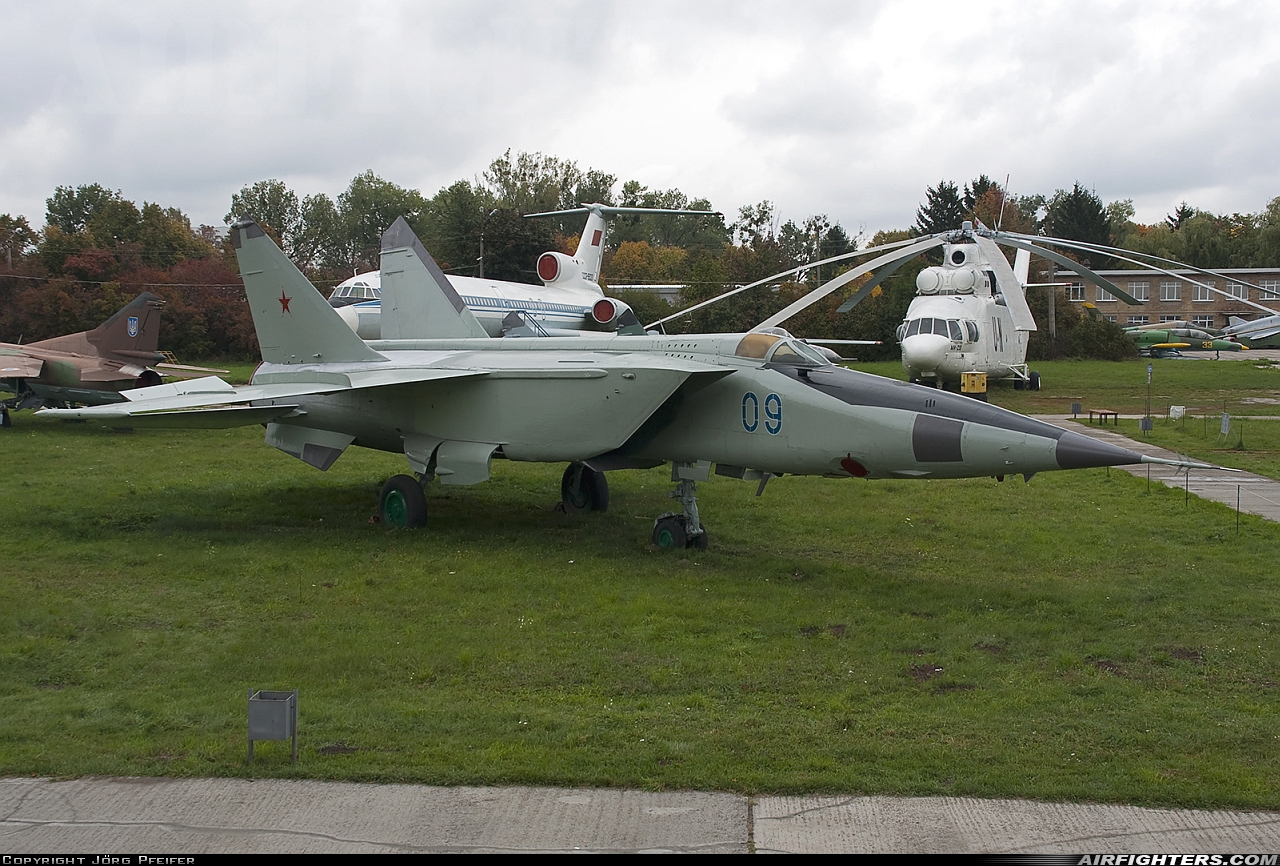 Russia - Air Force Mikoyan-Gurevich MiG-25RBT 09 BLUE at Kiev - Zhulyany (IEV / UKKK), Ukraine
