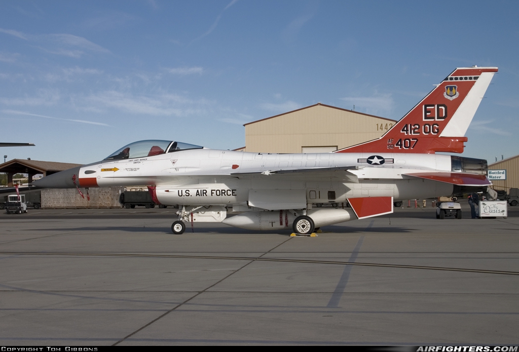 USA - Air Force General Dynamics F-16A Fighting Falcon 92-0407 at Edwards - AFB (EDW / KEDW), USA